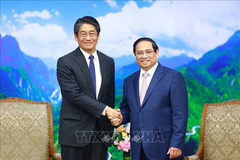 Le Premier ministre Pham Minh Chinh (droite) reçoit l'ambassadeur du Japon Ito Naoki, venu le saluer à l'occasion de son mandat au Vietnam. Photo: VNA