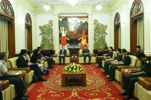 Le général de corps d'armée Hoang Xuan Chien, vice-ministre vietnamien de la Défense, travaille avec le vice-ministre des Affaires étrangères du Japon Funakoshi Takehiro. Photo: VNA