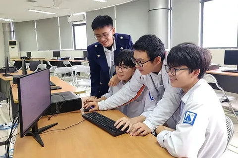 Cours sur les plateformes technologiques numériques au lycée Hanoi - Amsterdam. Photo : nhandan.vn