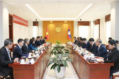 L'entretien entre le vice-président de l'Assemblée nationale du Vietnam Tran Quang Phuong et le vice-président de l'Assemblée nationale du Laos, Souvon Leungbounmi. Photo: VNA