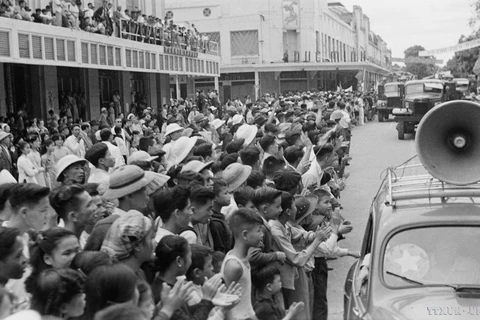 Des dizaines de milliers de Hanoïens accueillirent l'armée qui a libéré la capitale dans l'espace au tour du lac Hoan Kiem, le matin du 10 octobre 1954. Photo : archives-VNA