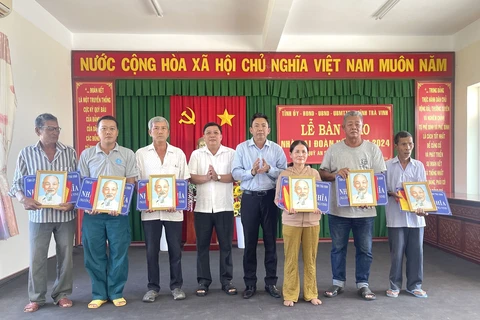 La cérémonie de remise de près de 100 maisons de « grande solidarité » aux familles pauvres. Photo: VNA