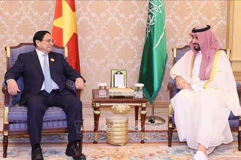 Le Premier ministre Pham Minh Chinh (gauche) et le Premier ministre et prince héritier d'Arabie saoudite Mohammad ben Salmane. Photo : VNA