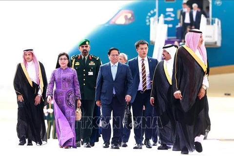 Le Premier ministre Pham Minh Chinh, son épouse et une délégation de haut niveau du Vietnam à l'aéroport international du Roi Khalid dans l'après-midi du 29 octobre (heure locale). Photo: VNA