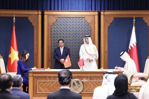 Le Premier ministre qatari, Sheikh Mohammed bin Abdulrahman bin Jasim Al-Thani, et son homologue vietnamien, Pham Minh Chinh, ont assisté à la signature d'un mémorandum de coopération entre l'Académie diplomatique du Vietnam et celle du Qatar. Photo: VNA