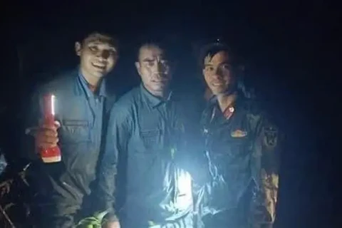 L'équipe de recherche et de sauvetage a retrouvé le sous-colonel Nguyên Hông Quân (Centre) à 20h05. Photo: VNA