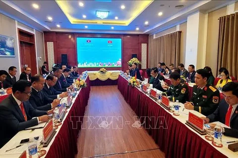 L'entretien entre des représentants de la province vietnamienne de Quang Binh et de la province lao de Khammouane. Photo: VNA