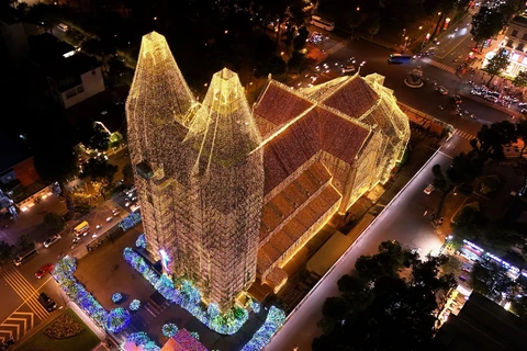 La cathédrale Notre-Dame de Saïgon est toujours un point culminant au cœur d'Hô Chi Minh-Ville chaque Noël. hoto: VNA