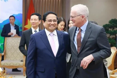 Le Premier ministre Pham Minh Chinh et le président de l'Association américaine de l'industrie des semi-conducteurs (SIA), John Neuffer. Photo: VNA