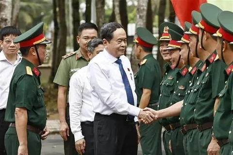 Le président de l'Assemblée nationale rend visite au commandement militaire de Hau Giang. Photo: VNA