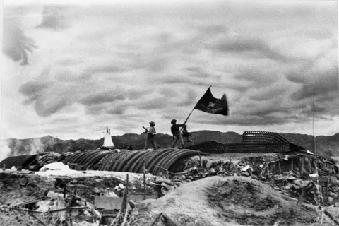1954年5月7日，敌军在奠边府集团据点群全部被我军摧毁，越南人民军的“决战决胜”旗帜在德·卡斯特里斯地下隧道顶上迎风飘扬。图自越通社