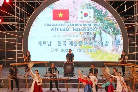 越南大叻市——韩国春川市艺术文化交流晚会于2023年12月28日举行。图自越通社