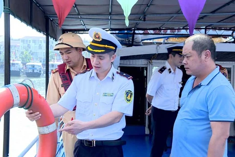 职能部门检查下龙湾旅游船的质量安全。图自广宁报