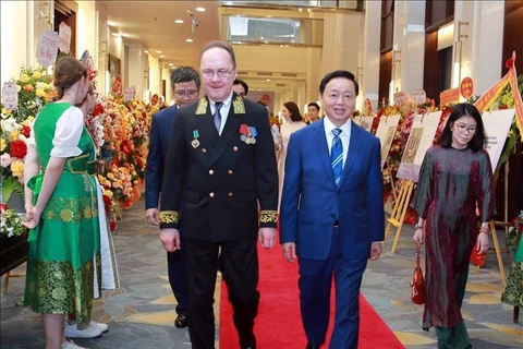 俄罗斯驻越南大使根纳季•贝兹德科与越南政府副总理陈红河出席活动。图自越通社