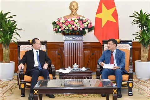 越南外交部常务副部长阮明宇会见了中国全国人大常委、中国全国人大外事委员会副主任委员傅自应。图自越通社