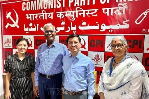 越南驻印度大使阮青海（左三）与印度共产党总书记拉贾（左二）和双方代表合影。图自越通社