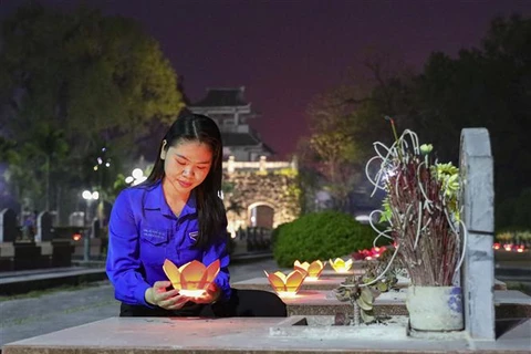 Candles were lit at Martyrs’ Cemetery A1 in Dien Bien province on May 4 evening to pay tribute to fallen soldiers on the occasion of the 70th anniversary of Dien Bien Phu Victory (May 7, 1954 - 2024). (Photo: VNA)