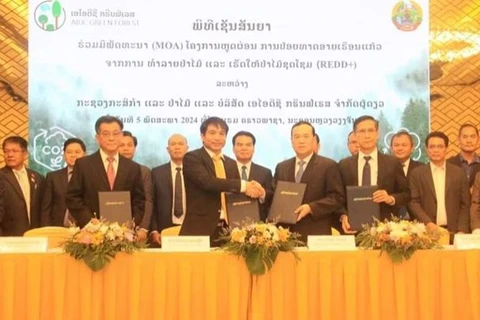 Representatives of the Lao government and AIDC attend the agreement signing ceremony on May 8, 2024. (Photo: thestar.com.my) 