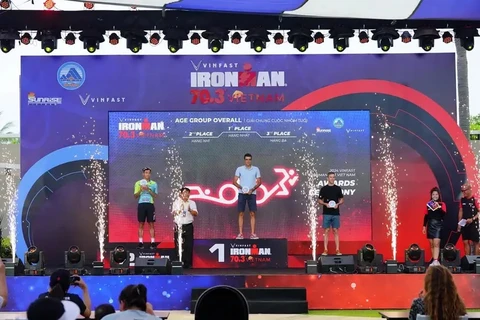 Male athletes with best performance at the 2024 VinFast IRONMAN 70.3 Vietnam receive awards. (Photo: VNA broadcasts)