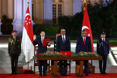 Lawrence Wong ( second, from left) on May 15 evening takes his oath of office as Singapore's fourth Prime Minister at the Istana, the country's presidential palace. (Photo: AFP/VNA)