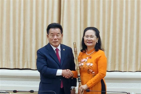 Chairwoman of the Ho Chi Minh City People's Council Nguyen Thi Le on May 17 receives Chairman of the Republic of Korea’s Gyeongsangbuk-do Provincial Council Bae Han-cheol. (Photo: VNA)