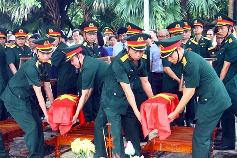 The martyrs' remains are reburied at the Ba Doc martyrs' cemetery in Bo Trach district, the central province of Quang Binh on May 23. (Photo: VNA)