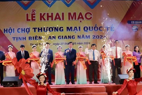 Representatives from An Giang province and Cambodia's provinces of Takeo and Kandal at the opening ceremony of the fair. (Photo: VNA)