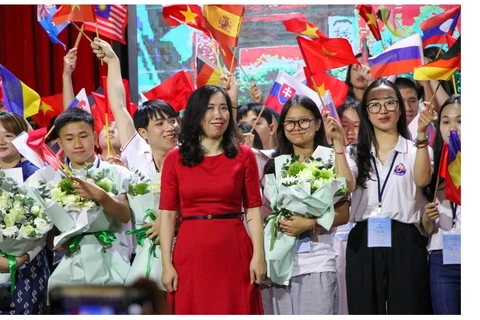 Deputy Minister of Foreign Affairs Le Thi Thu Hang is with young overseas Vietnamese at an event in 2023. (Photo: VNA)