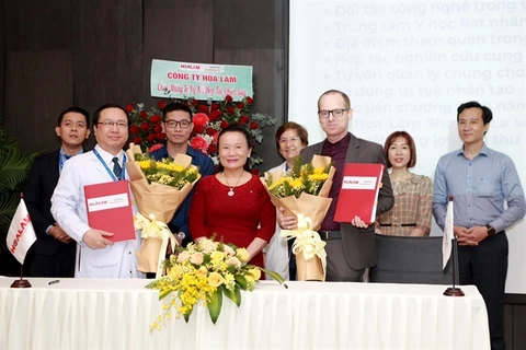 Hoa Lâm Group and Siemens Healthineers sign a memorandum of understanding for a strategic partnership to enhance healthcare services in HCM City on June 7. (Photo: Courtesy of Hoa Lam) 