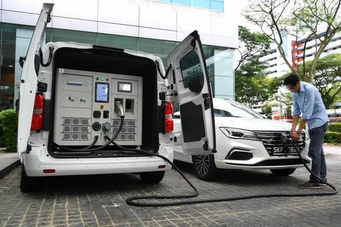 A driver uses mobile charging service for his electrical car. (Photo: straitstimes.com)