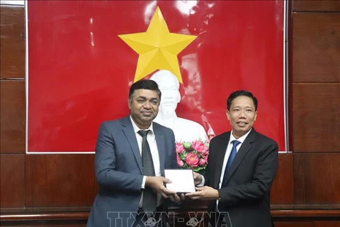 Vice Chairman of the Can Tho city People's Committee Nguyen Thuc Hien (right) and Indian Consul General to Ho Chi Minh City Madan Mohan Sethi. (Photo: VNA)