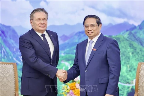 Prime Minister Pham Minh Chinh (right) and Director General of Russia's Rosatom State Atomiс Energy Corporation A.E.Likhachev (Photo: VNA)