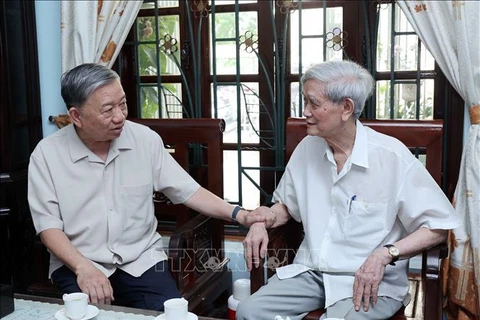 President To Lam (left) and Ho Tien Nghi, former General Director of the Vietnam News Agency. (Photo: VNA)