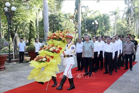 President To Lam offers wreath at the temple dedicated to President Ho Chi Minh in Long Duc commune, Tra Vinh city in the Mekong Delta province of same name on July 6. (Photo: VNA)