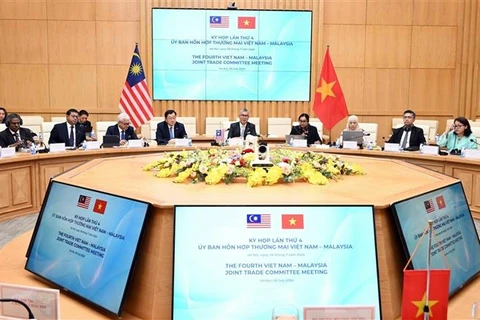 Minister of Industry and Trade Nguyen Hong Dien and Malaysian Minister of Investment, Trade and Industry Zafrul Abdul Aziz co-chair the 4th meeting of the Vietnam - Malaysia Joint Trade Committee. (Photo: VNA)