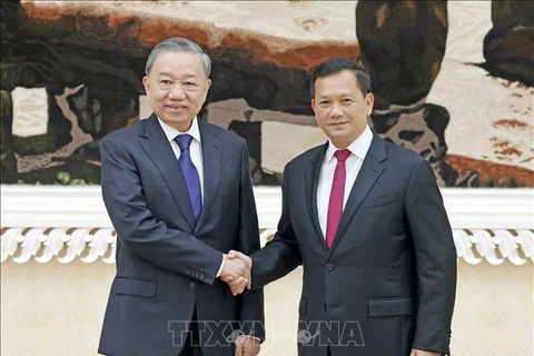 President To Lam (left) and Cambodian Prime Minister Samdech Moha Bovor Thipadei Hun Manet. (Photo: VNA) 