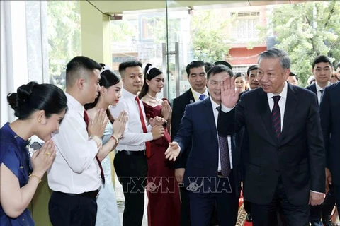 President To Lam visits Metfone, an affiliate of the Viettel Military Industry and Telecoms Group, in Cambodia. (Photo: VNA)