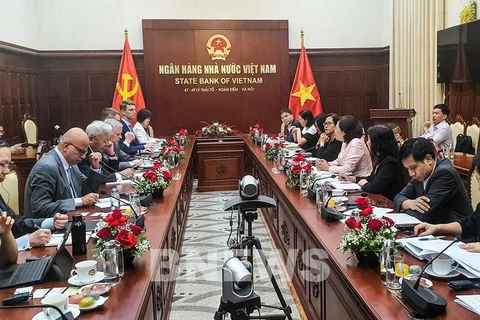 The meeting between Governor of the State Bank of Vietnam (SBV) Nguyen Thi Hong and AIIB President Jin Liqun. (Photo: VNA)