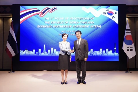 Chotima Iemsawasdikul, director-general of the DTN and Roh Keon-ki, deputy minister for trade negotiations from the RoK's Ministry of Trade, Industry and Energy during the first round of negotiations held in Bangkok on July 9-11. (Photo: bangkokpost.com) 