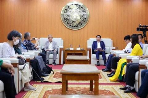 Secretary of the Dien Bien provincial Party Committee Tran Quoc Cuong receives a delegation of the Vietnam-Japan Friendship Association on July 18. (Photo: VNA)