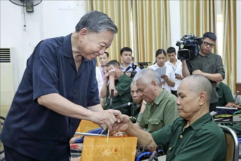 President To Lam presents gifts to war invalids and sick soldiers at Thuan Thanh nursing centre in the northern province of Bac Ninh. (Photo: VNA)