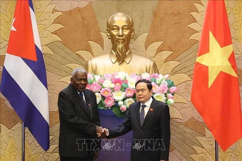 National Assembly Chairman Tran Thanh Man (right) and President of the National Assembly of People's Power of Cuba Esteban Lazo Hernandez. (Photo: VNA)