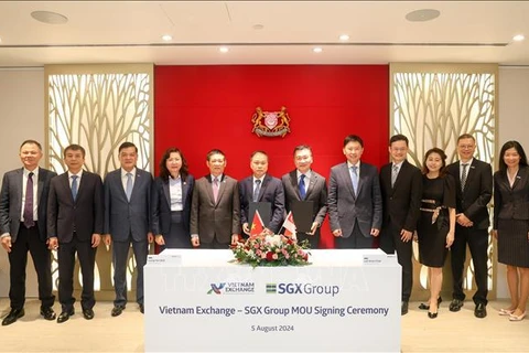 Representatives of the Vietnamese and Singaporean Ministries of Finance at the signing ceremony of the MoU between VNX and SGX. (Photo: VNA)