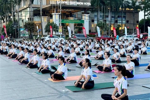 People attend the 10th International Yoga Day in Quy Nhon city, the central province of Binh Dinh on August 17. (Photo: VNA)