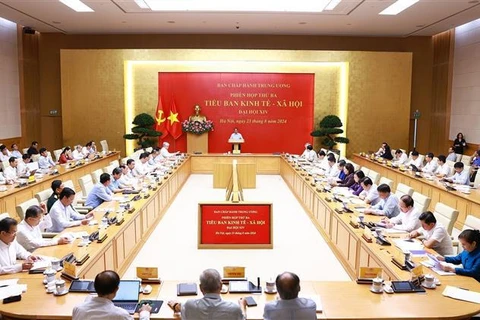 Politburo member and Prime Minister Pham Minh Chinh chairs the third meeting of the sub-committee for socio-economic affairs of the 14th National Party Congress in Hanoi on August 23. (Photo: VNA)