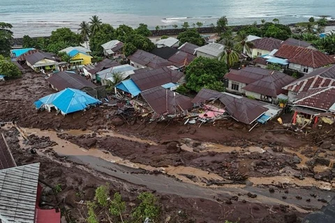 Flash floods and landslides hit the Indonesian eastern province of Maluku on the morning of August 25. (Photo: Antara)