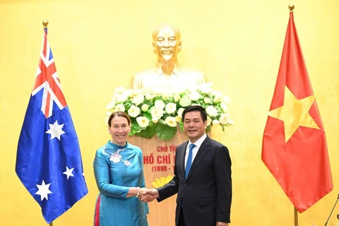 Minister of Industry and Trade Nguyen Hong Dien and Australian Senate President Sue Lines. (Photo: Courtesy of the Ministry of Industry and Trade)