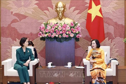 National Assembly (NA) Vice Chairwoman Nguyen Thi Thanh ( right) receives visiting Minister of Small- and Medium-sized Enterprises and Startups Oh Young Joo of the Republic of Korea. (Photo: VNA)