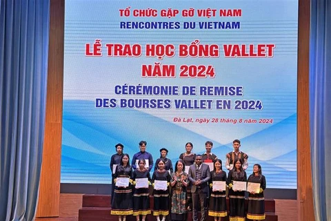 Students receive Vallet scholarships granted by the scientific and educational organisation "Meeting Vietnam". (Photo: VNA)