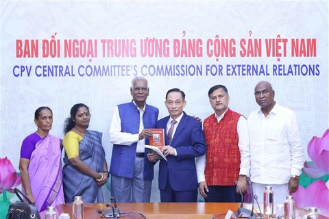 Secretary of the Communist Party of Vietnam (CPV) Central Committee and head of its Commission for External Relations Le Hoai Trung 9 third, fromright) and representatives from the Communist Party of India. (Photo: VNA)